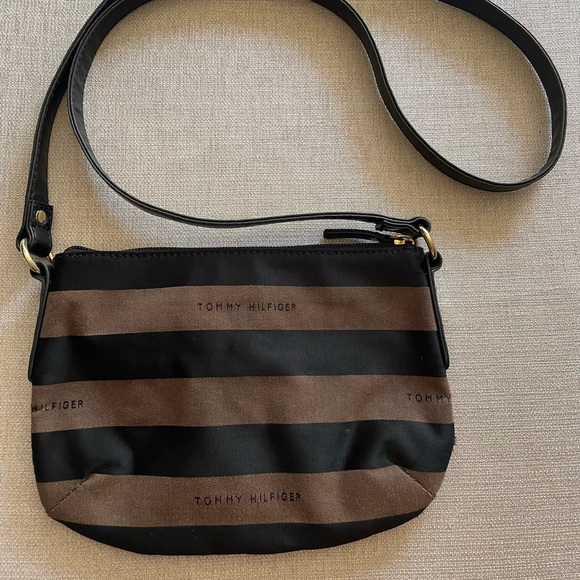 Tommy Hilfiger Black and Brown Crossbody Purse with zipper - Picture 3 of 8